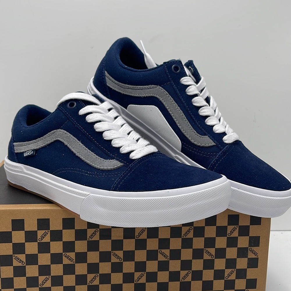Vans Men’s Blue and White Sneakers Bmx Old Skool
Navy/White
VN0005UZNAV - Picture 6 of 16